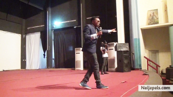 comedian fk on stage 2 - click for next photo