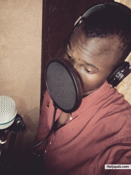 Prinxeboko music/sound engineer - click for next photo