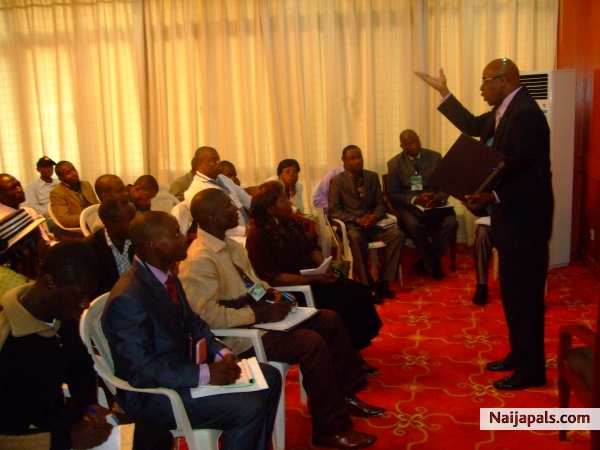 Jerry Blenman, Director of calidad financial center Barbados, speaking during a vision 2010 global leadership conference workshop on financial management and planning Yaoundé Cameroon - click for next photo