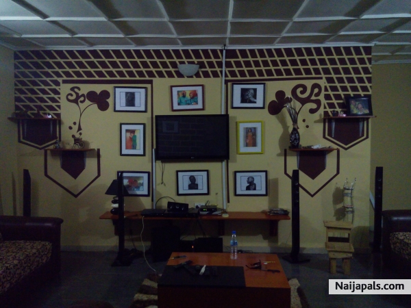 CREAM AND BROWN DESIGN ON THE MEDIAL WALL - click for next photo