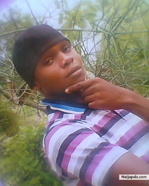 The biger boy is in dey house. - click for next photo