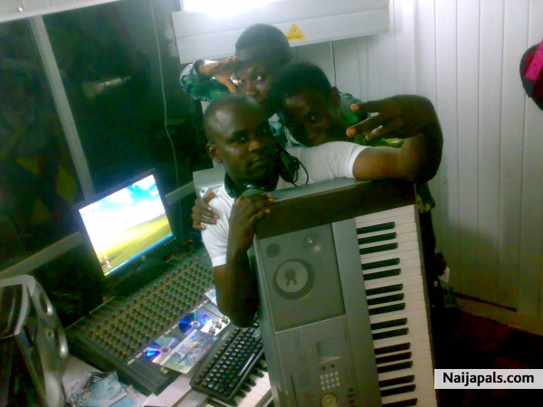 me(A2DS@bac),my boss n producer(Ayeboy@centre)n Khelvinjazz oxo a producer@right. - click for next photo