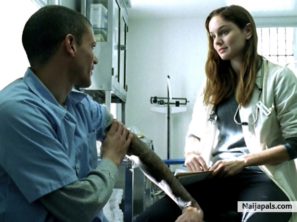 Micheal and Sarah.......This pic, was season one. but Season four. Their love really came out strong. I love Sarah too, She keep the faith just like she kept the fact that she was pregnant. I felt bad Micheal died though. - click for next photo