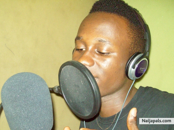sunshizzy just doing what he love's doing most....dropping some rimes. - click for next photo