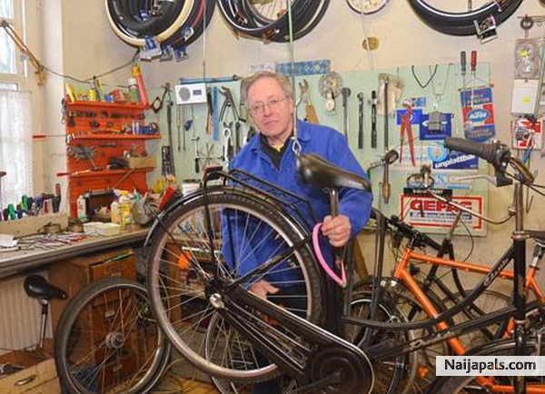 Second check - art.11 you can tell 2804MD bicycle is in for servicing. cost - (5.00,49) euro cents - click for next photo