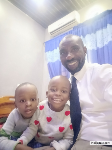 Artist -Atuzanah and his children - click for next photo