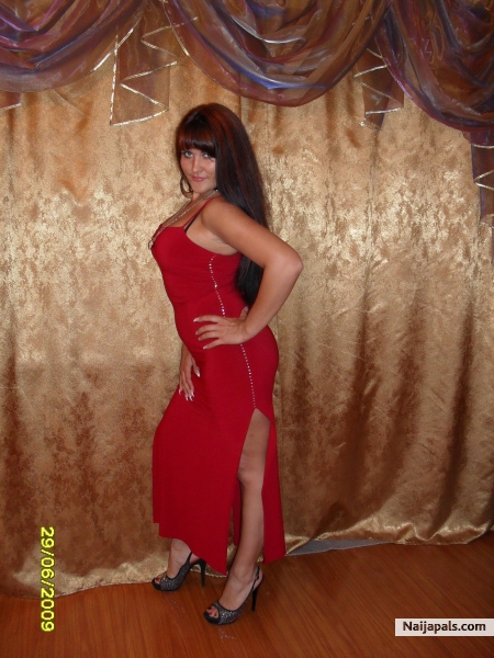 Lady in red - click for next photo
