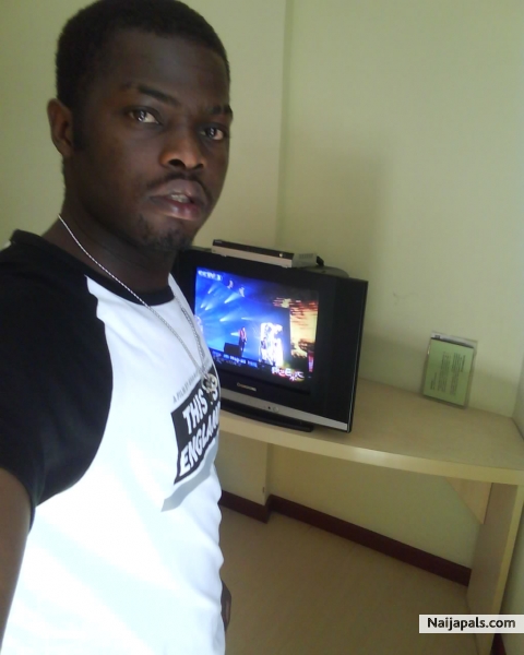 me in my hotel room in GZ chinko - click for next photo