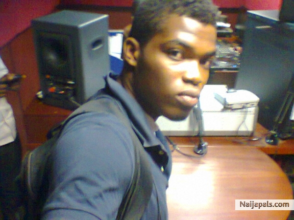 i In RHYTHM 93.7FM STUDIOZ.... - click for next photo