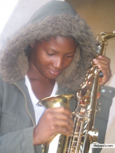 LADYSAX - click for next photo