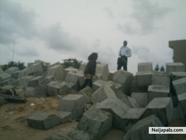 waitng for lola onamade at the bar beach lag - click for next photo