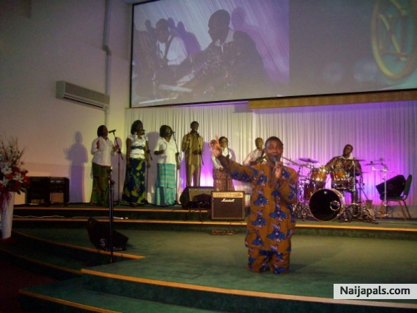 i will continue praising him - click for next photo