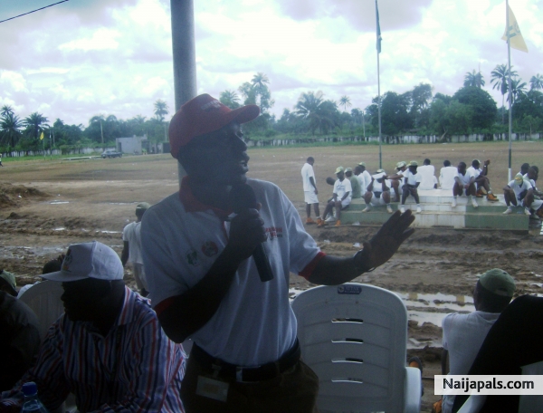 Filing questions from corp members in Uyo, Akwa-Ibom State - click for next photo