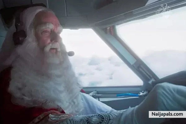 MOnkey almost arriving, flying in through ( xxx ..Santaclaus navigating! true!< < < < GGZ COCKPIT) - click for next photo