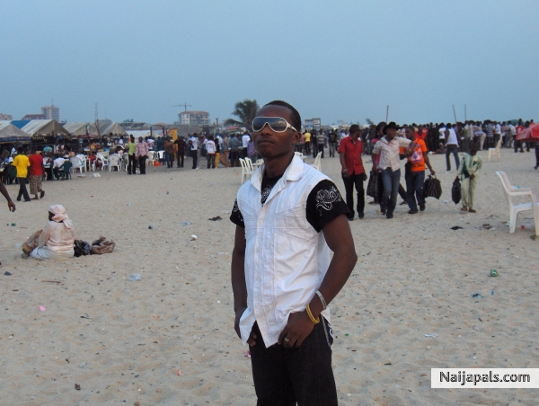 at kuramo beach - click for next photo