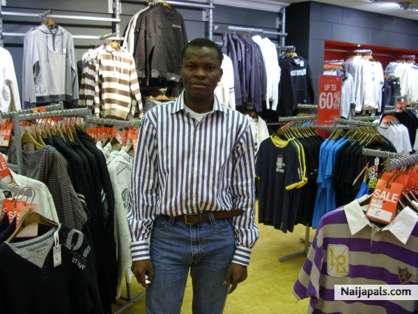 SHOPPING IN OFFICER' S CLUB LONDON - click for next photo