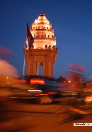 Independence monument (Phnom Penh,Cambodia) - click for next photo
