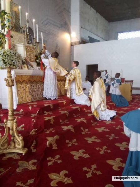 serving the mass - click for next photo