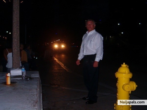 This is me friday Night in downton Miami at Sea side walk oct 2007 - click for next photo