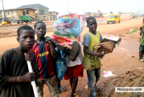 is that Unicef written there. ? Unicef nah iem got pay 2day - click for next photo