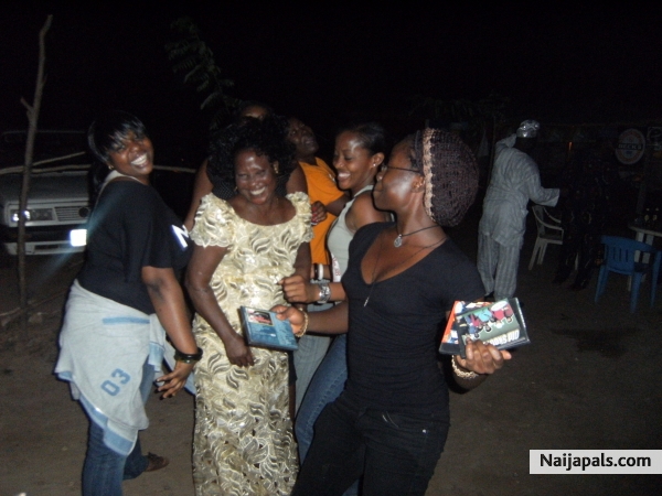 GROOVY WITH MUS AND SIBLINGS - click for next photo