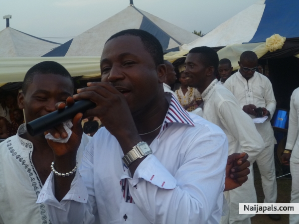 GOZIE OKEKE SINGING AT A FUNCTION IN ORLU... - click for next photo