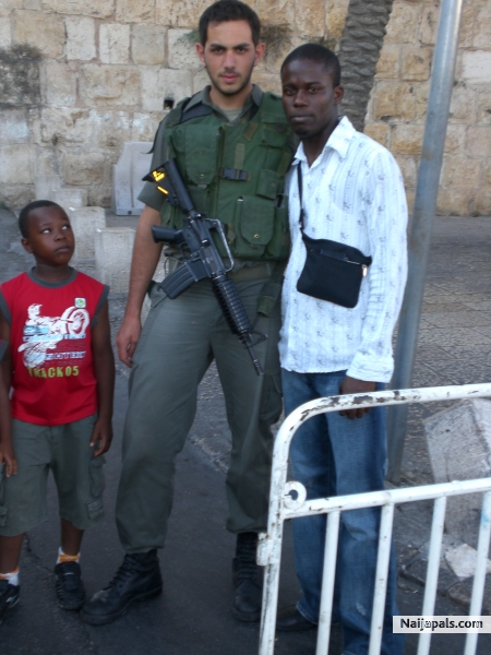 SECURITY IN DAVIDES TEMPLE - click for next photo