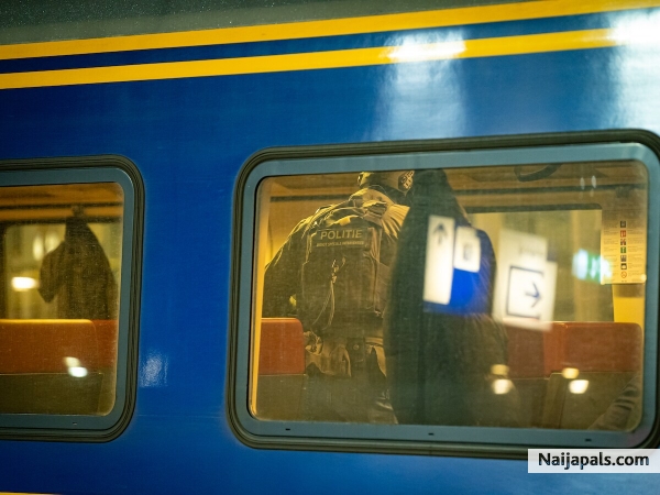 again i am in for zwartrijden. Gouda to Denhaag & Denhaag to Amsterdam (check check dubble-check - the boete is not a funny Naira to the owner)! - click for next photo