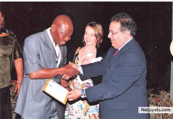 Receiving my certificate from the seminar co-ordinator and topflight CFI sports commentator - click for next photo