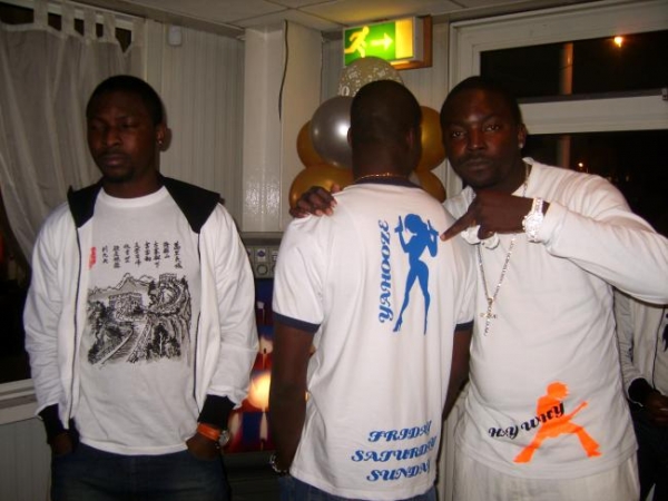 wetin dey happen outside...ahh!!!!!!! gurls dey come - click for next photo