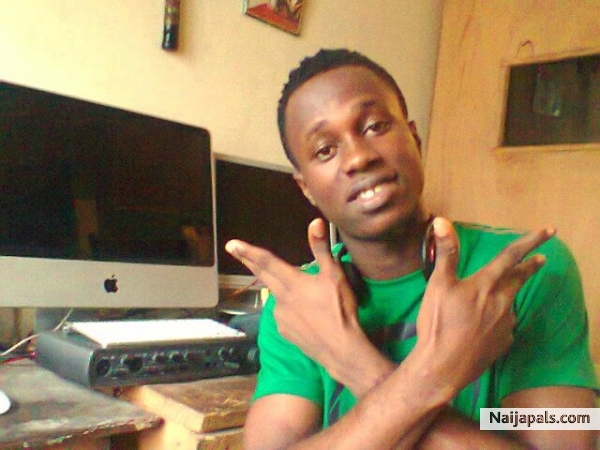 me chillin in da studio - click for next photo