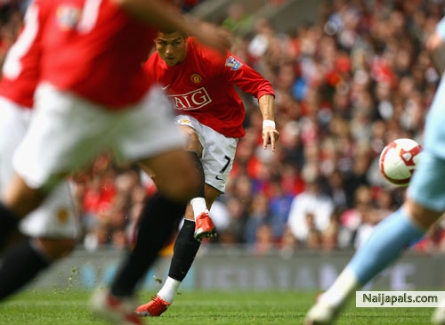 Ronaldo' s Free kick - click for next photo