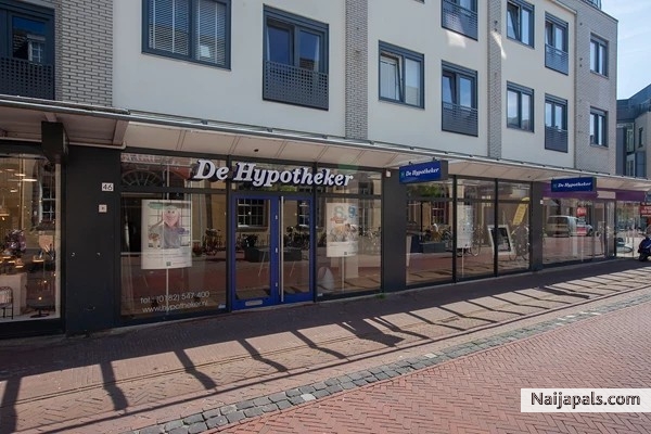 De Hypotheker Lives Here. - click for next photo