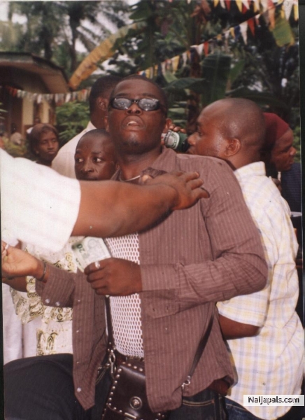 in traditional wedding am in action with money - click for next photo