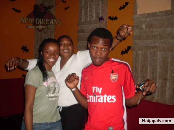 Wit my lollipops' es' ... shebi i dey represent...Gunners!!!!!!!!!!!! 4 F*!k ups!! - click for next photo