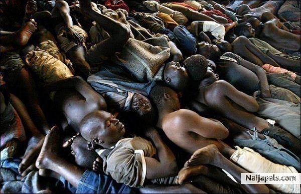 THIS IS HOW OUR PEOPLE USE TO SLEEP IN SENEGAL PRISON. - click for next photo