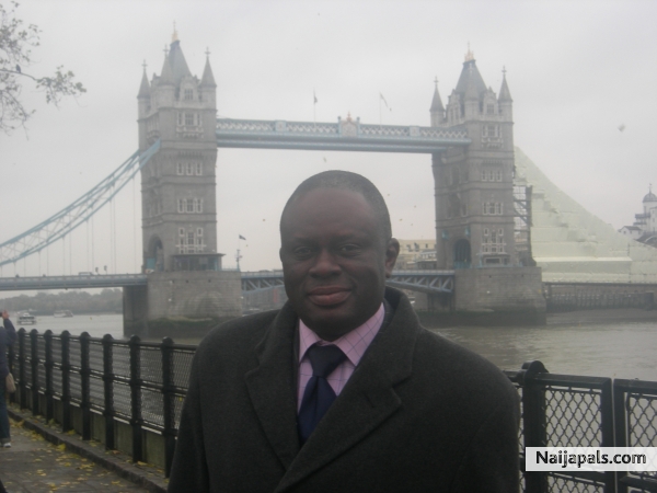 Background in the picture is Tower Bridge, recently did some contract work near there, my desk overlooked the view.Really nice - click for next photo