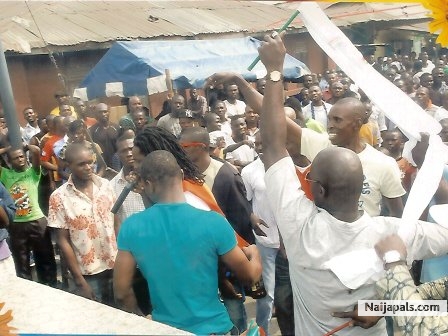 OVER THREE THOUSAND PEOPLE LIVE @ kehinde street jamz lagos nigeria 1st of jan 2011 TO WATCH WAJUDAH PERFORMING IS HIT TUNE NO BE BY DADA Add a caption wajudah live performance @ kehinde street jamz lagos nigeria 1st of jan 2011 - click for next photo