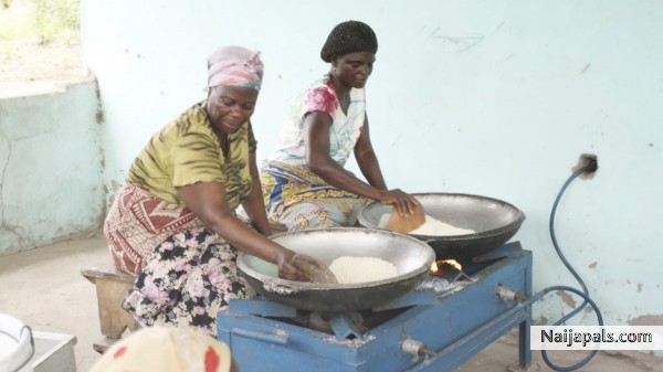 the women helping me fry garri! - click for next photo