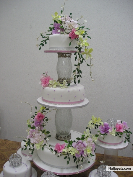 Cakes by Tosan with seperators - click for next photo