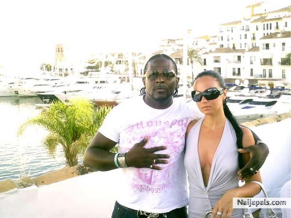 ME N MY BABYGURL ON HOLIDAYS SPENDING SOME CASH - click for next photo