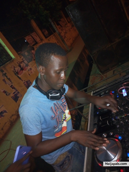 I' m a DJ I get the party started - click for next photo