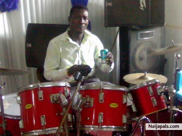 bodilon on drum@church - click for next photo