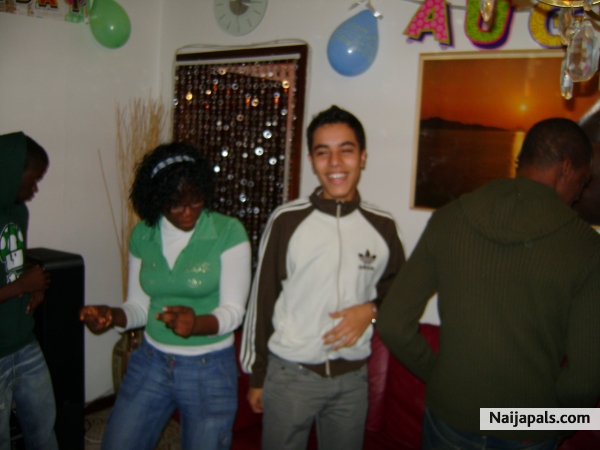 Balla,balla e ballano fino al mondo....lolz - click for next photo