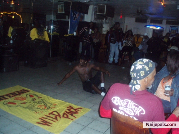 ppl were so drunk they were dancing any how lol - click for next photo