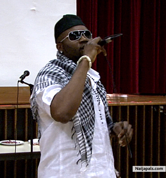Mekxo doing what ie love' s doing.. on stage - click for next photo