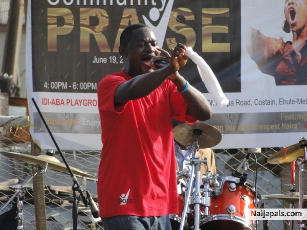 El Levite Performing At The 2009 Community Praise - click for next photo