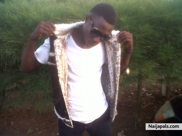 lamoche in d buildin........... - click for next photo