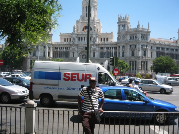 Behind is Godess Cibeles H2Ofall & Central Post Office, Madrid - click for next photo