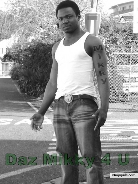 Mikky in Black n White - click for next photo